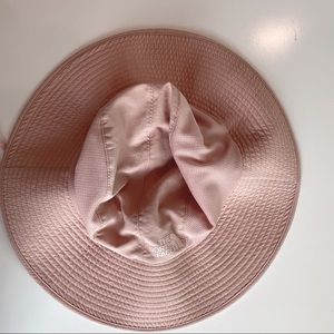 The North Face Breeze Brimmer Women’s hat “cafe crème”, which is soft pink.Large